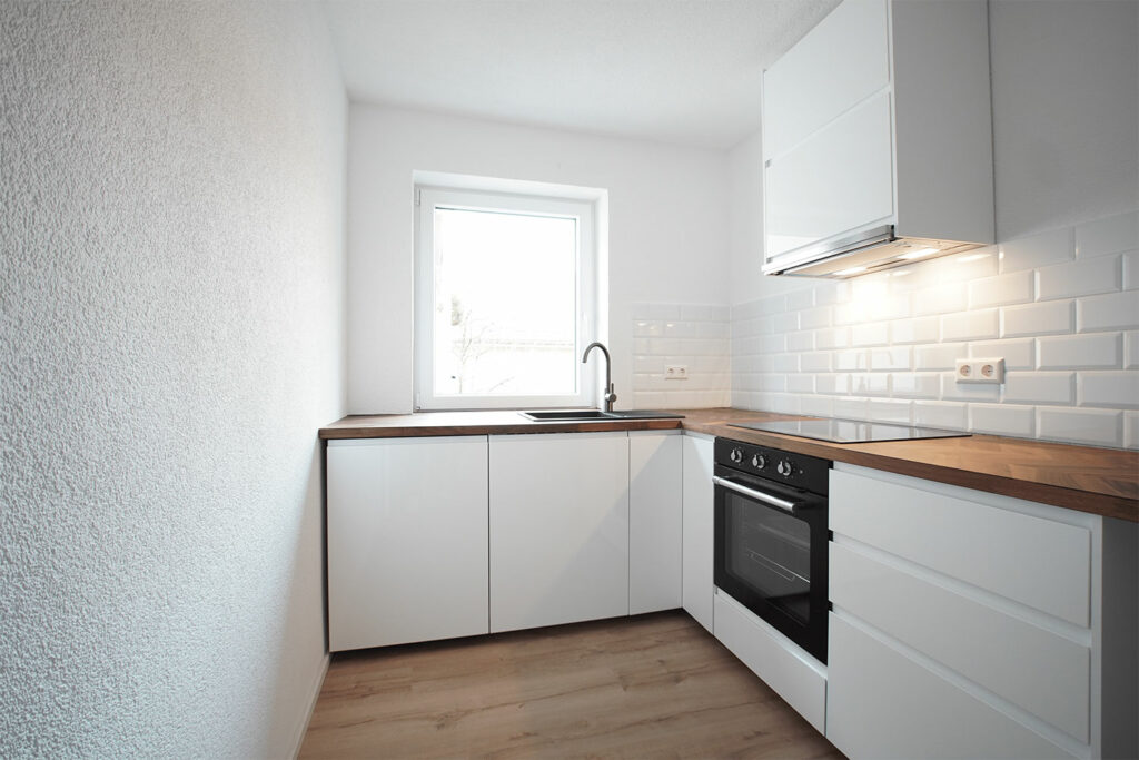 Sanierte Küche mit neuer Einrichtung und energieeffizientem Fenster