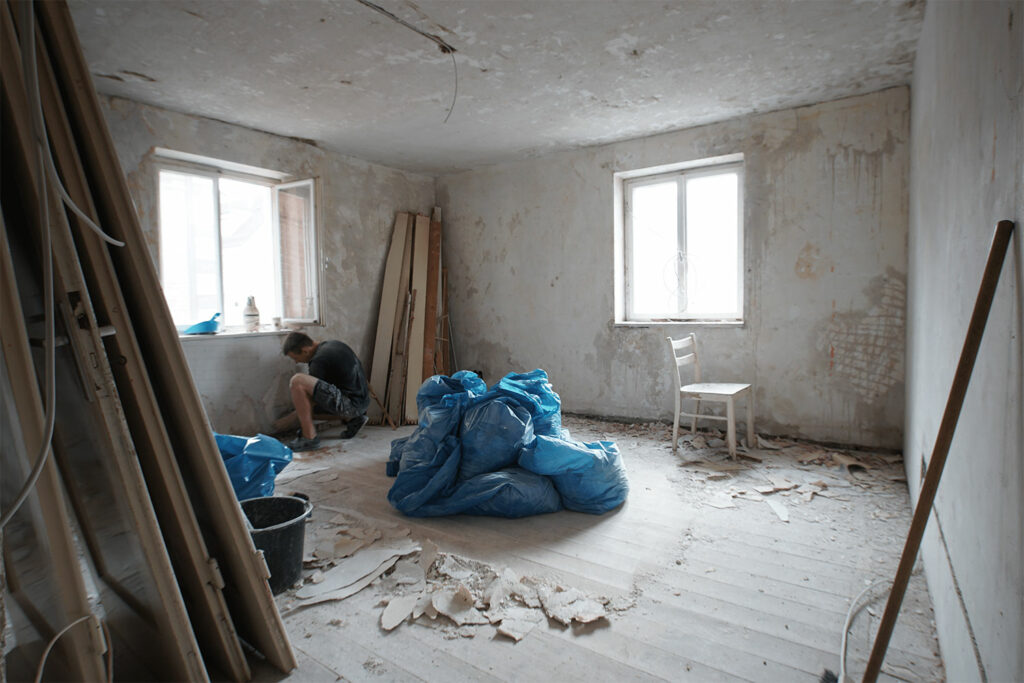 Alte Fenster im Einfamilienhaus vor dem Austausch