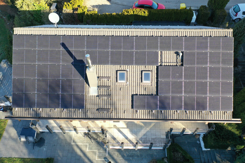 Dach mit 13 kWp Photovoltaikanlage und Wallbox von GREENOX
