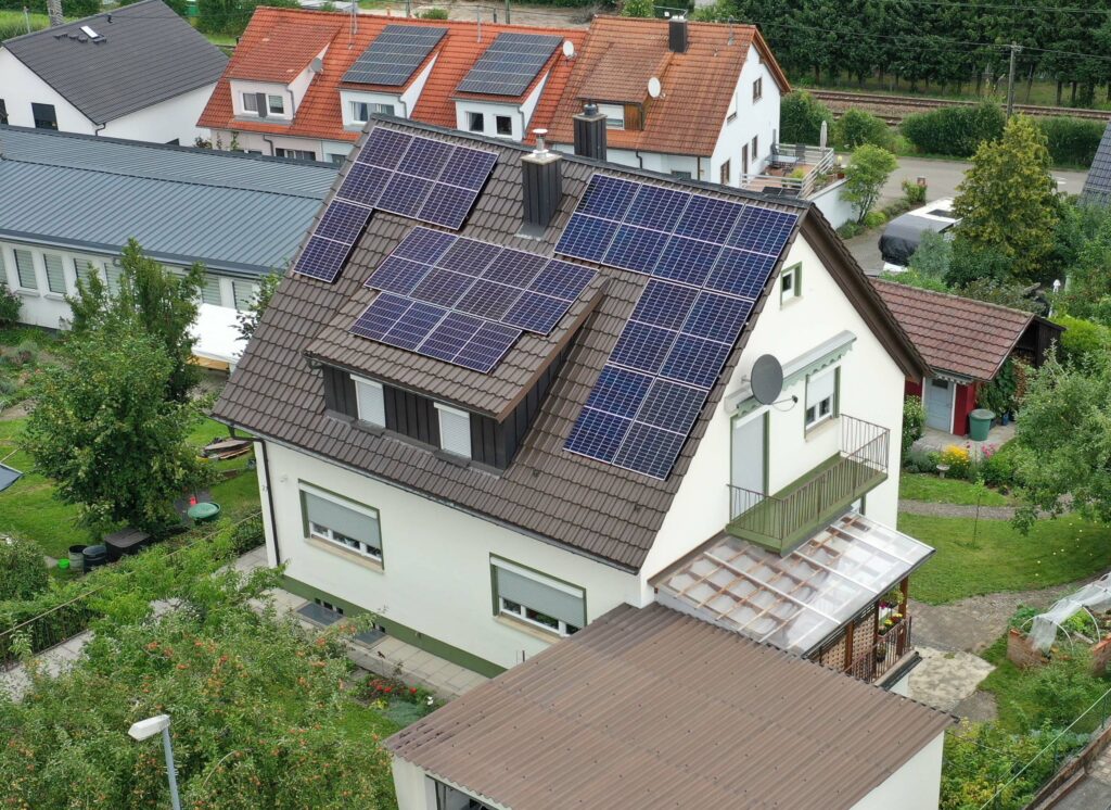 Fertige Photovoltaikanlage von GREENOX auf dem Dach in Stuttgart