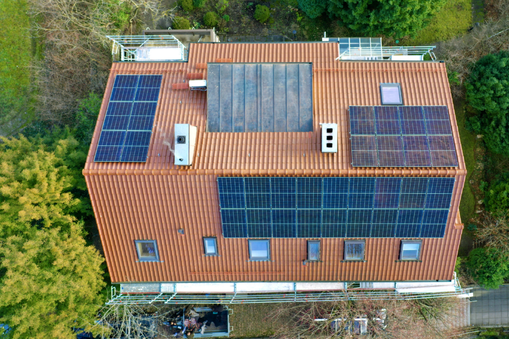 Hausdach mit installierter 13,1 kWp Photovoltaikanlage von GREENOX