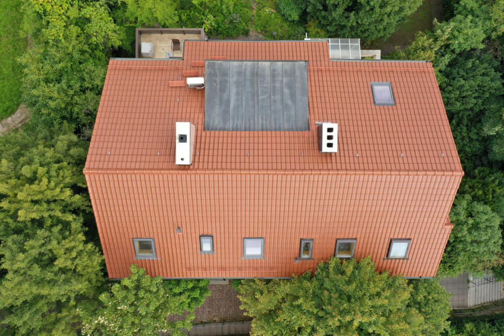 Hausdach vor der Installation von Photovoltaikanlage und Speicher