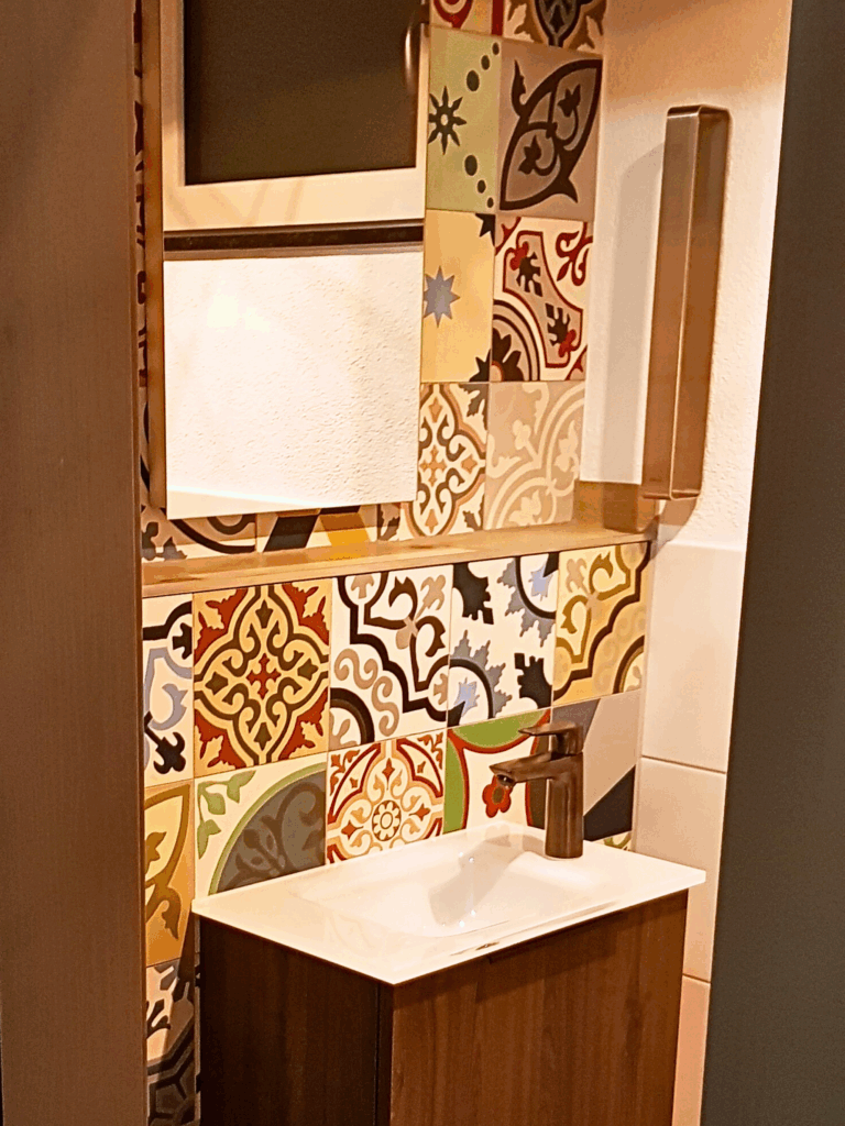 Handgefertigte Zementfliesen für bunte Akzente in der Gästetoilette