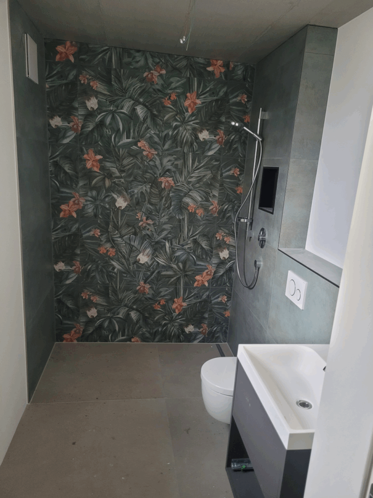 Individuelle Dekofliesen für die Dusche im Badezimmer