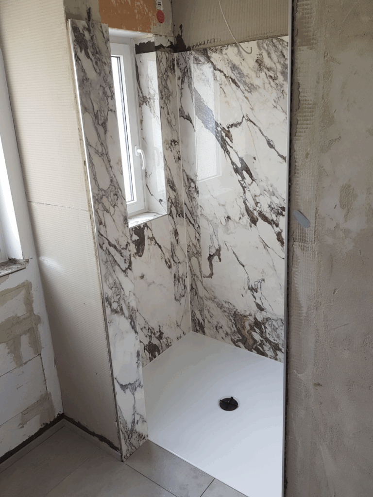 Dusche mit Naturstein Fliesen