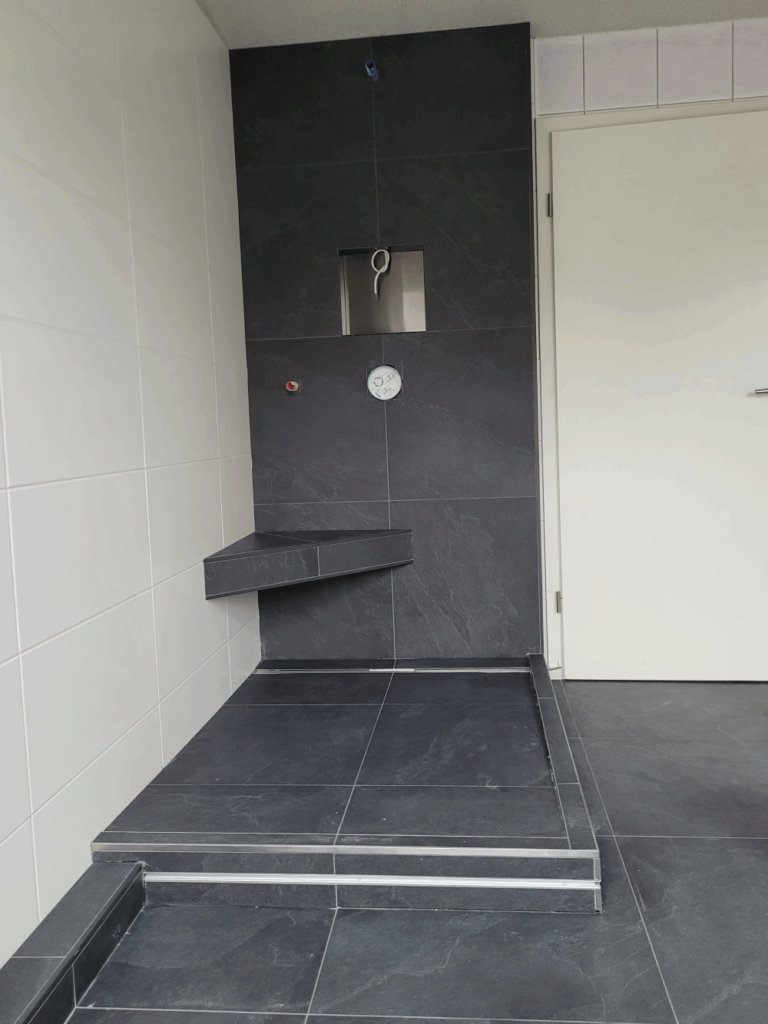 Badsanierung mit modernen Boden- und Wandfliesen, inkl. gefliester Sitzbank