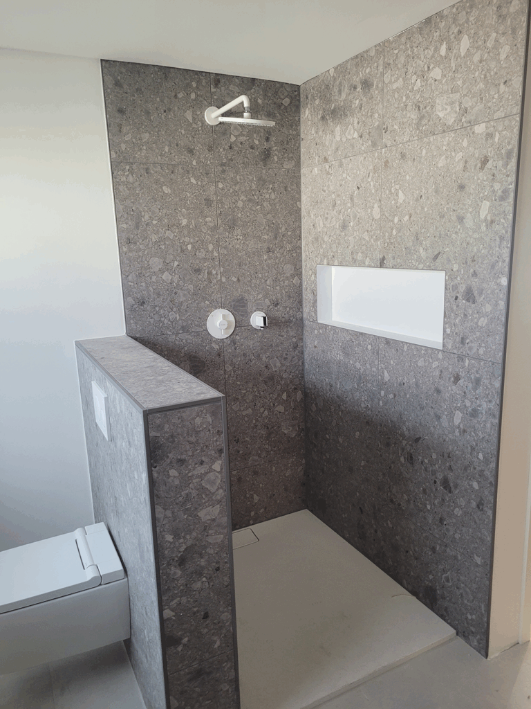 Ebenerdige Dusche und ein barrierefreies Bad vom Fliesenleger Stuttgart