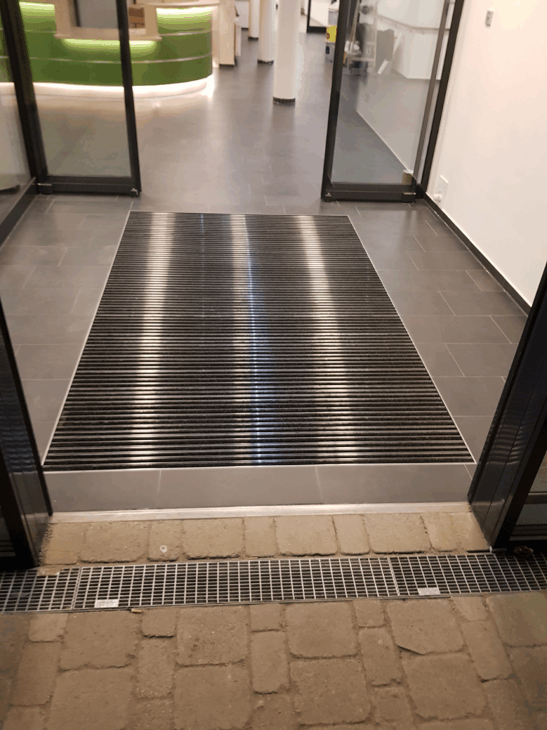 Fliesenleger für Gewerbe - Eingangsbereich neue Fliesen