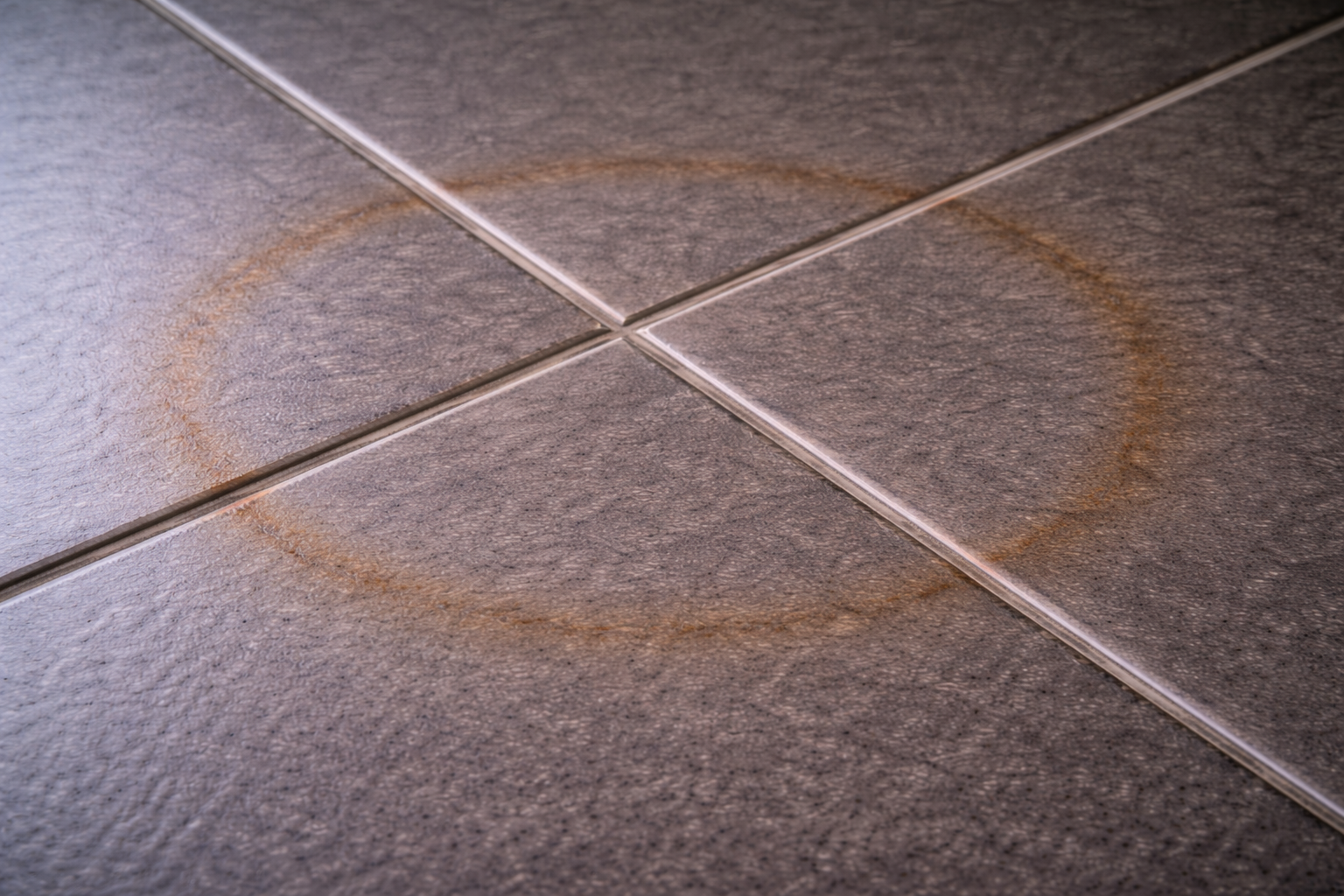 Rostflecken auf Fliesen entfernen