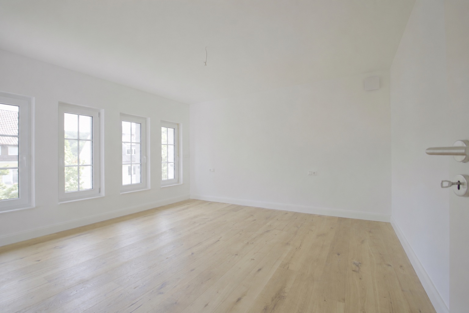 Zimmer mit Fensterreihe im sanierten KfW-Effizienzhaus in Stuttgart