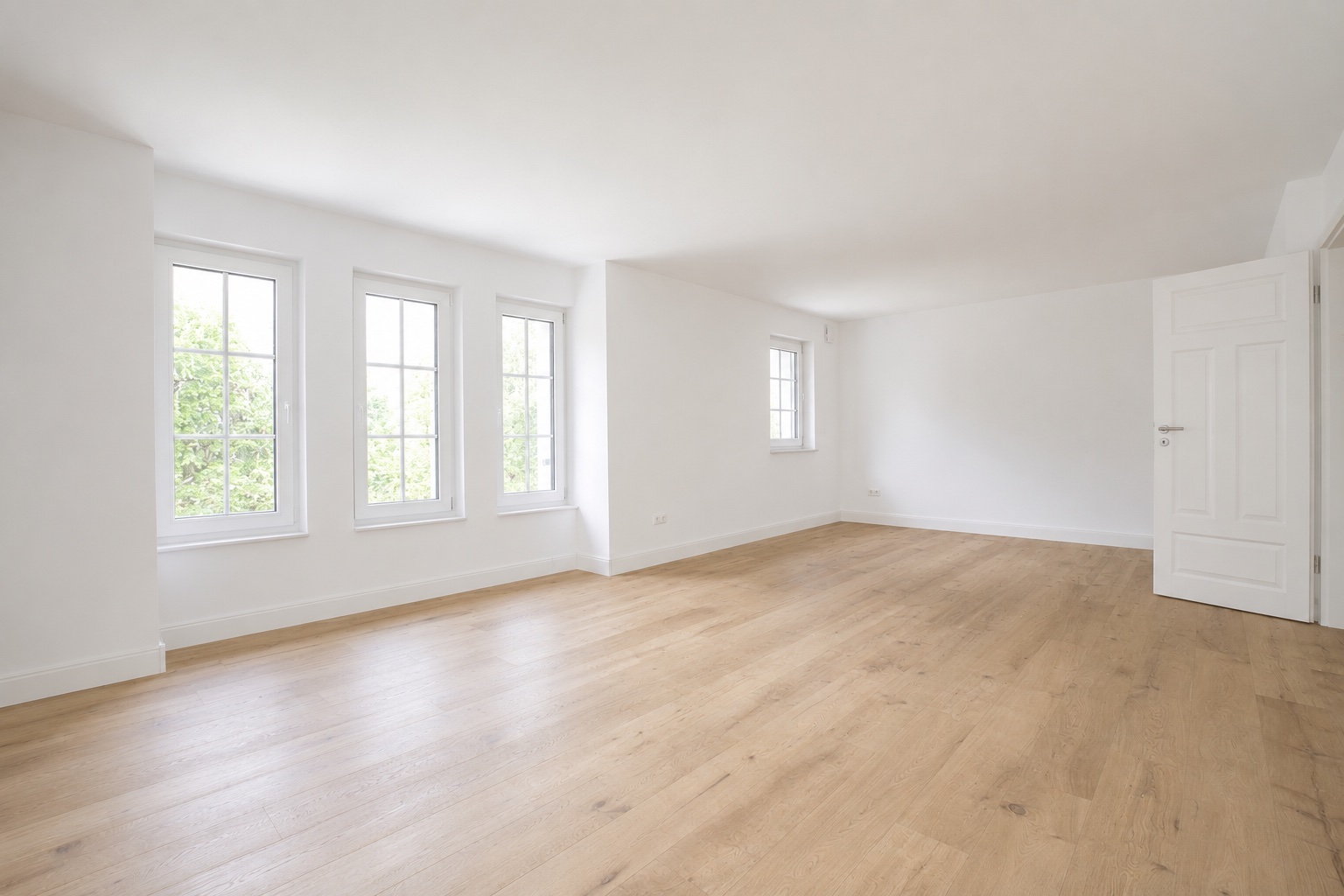 Wohnzimmer mit Fensterreihe im sanierten Mehrfamilienhaus in Stuttgart-Degerloch